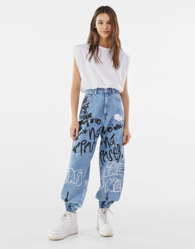 graffiti print jogger jeans de Bershka sur SCANDALOOK