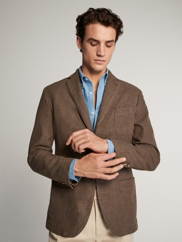 dyed jacket in fitted textured cotton and linen de Massimo Dutti sur SCANDALOOK