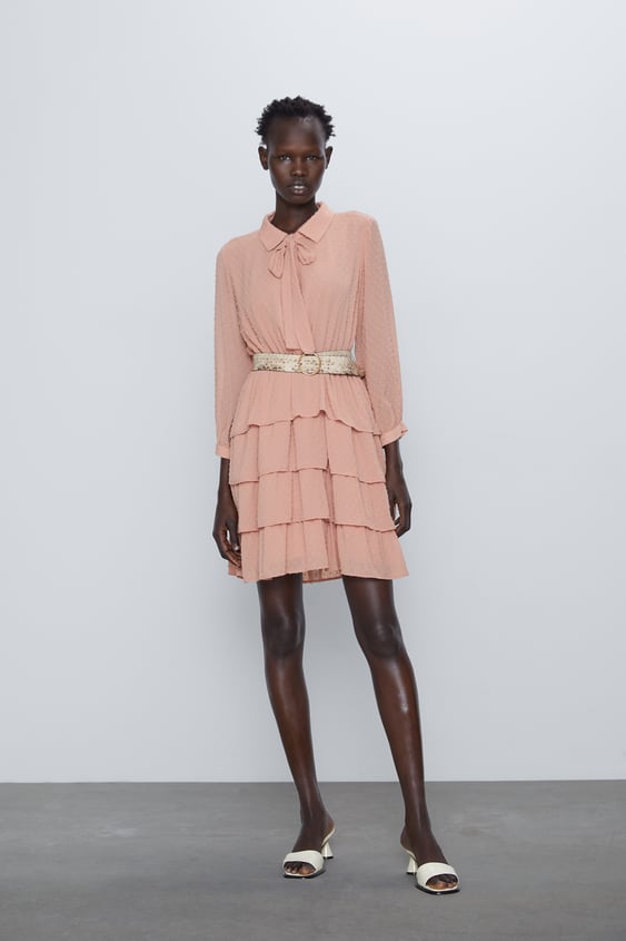 plumetis dress with belt de Zara sur SCANDALOOK