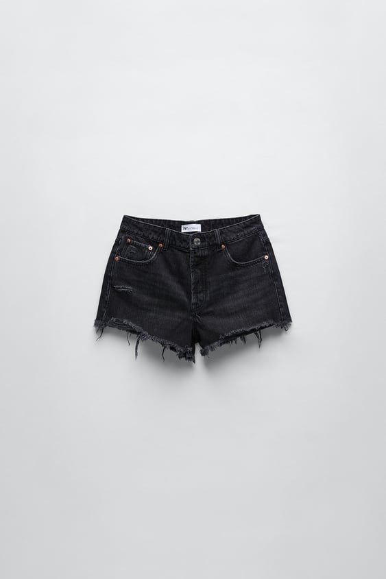 frayed mid-waist denim shorts de Zara sur SCANDALOOK