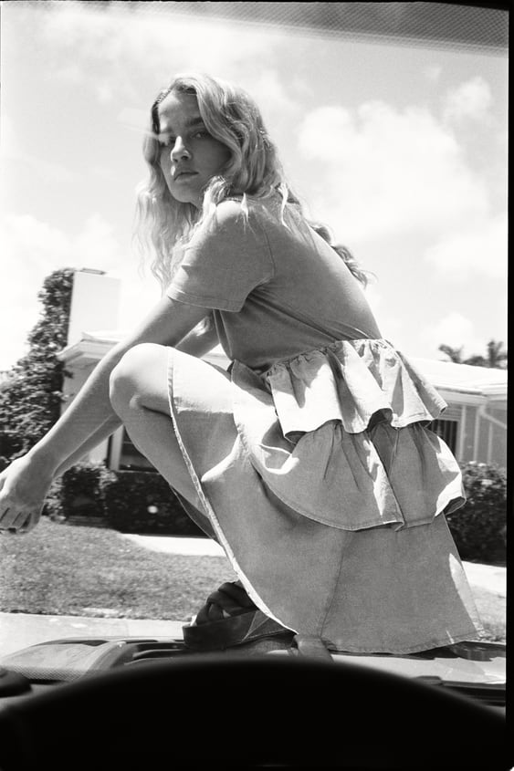 bimaterial dress with ruffles de Zara sur SCANDALOOK