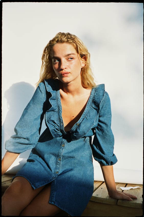 ruffled denim dress de Zara sur SCANDALOOK