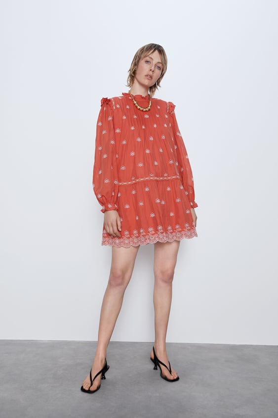 embroidered dress with perforations de Zara sur SCANDALOOK