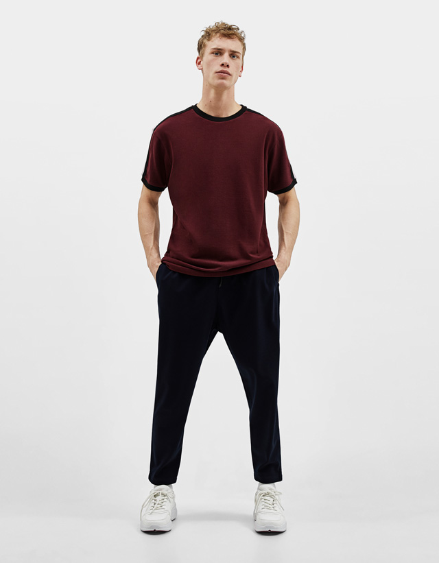 t-shirt with stripes on the sides de Bershka sur SCANDALOOK