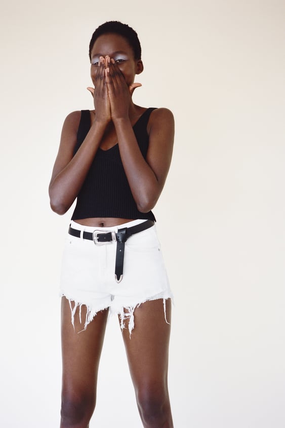high-waisted denim shorts de Zara sur SCANDALOOK