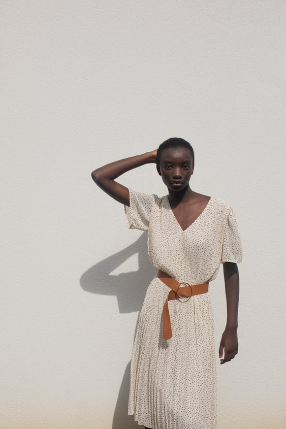 pleated dress with belt de Zara sur SCANDALOOK