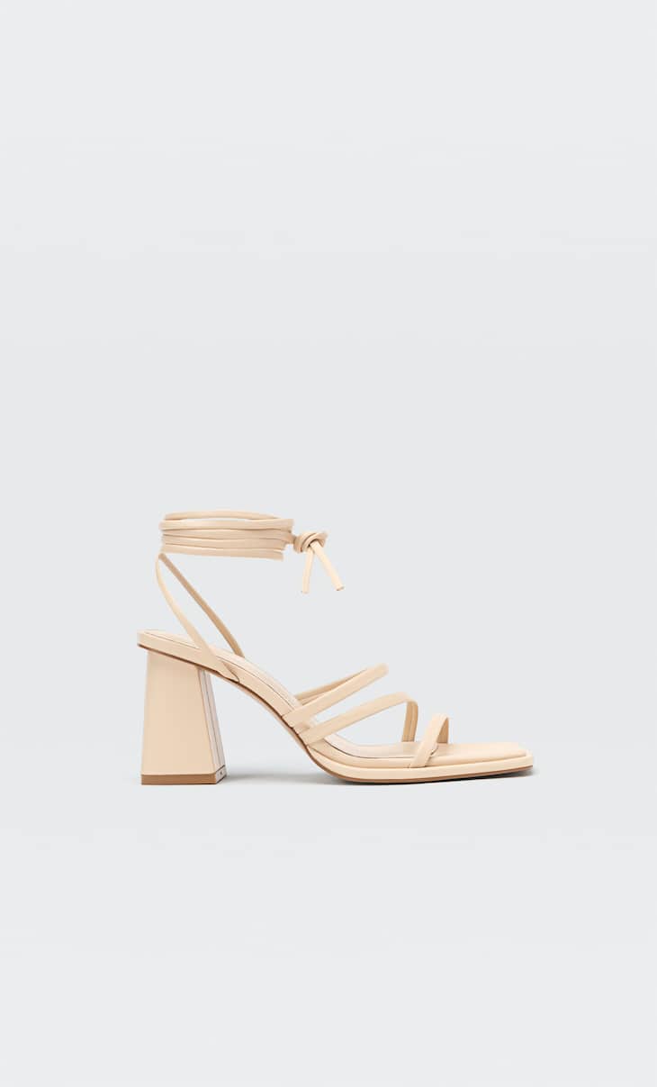sandales a talon et lanieres a nouer de Stradivarius sur SCANDALOOK